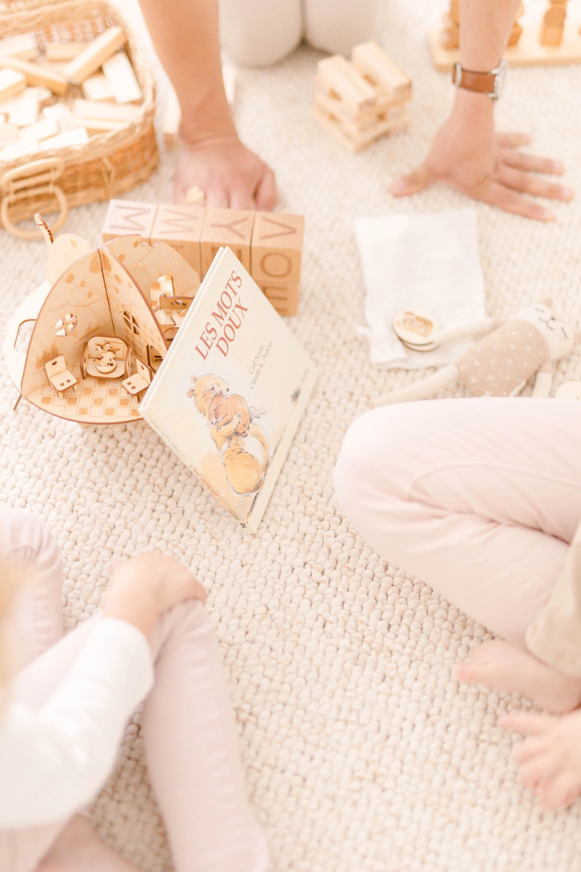 enfant boîte beige rose gris